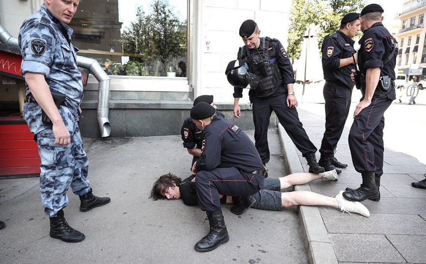 СМИ: силовик, который сломал ногу дизайнеру Коновалову на задержании в Москве, родом из Рязанской области