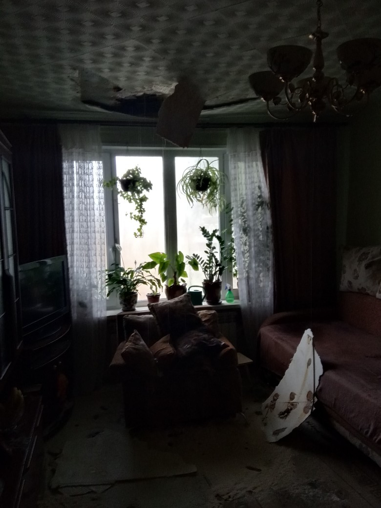 Соцсети: после включения отопления в доме на улице Совхозной обвалился потолок