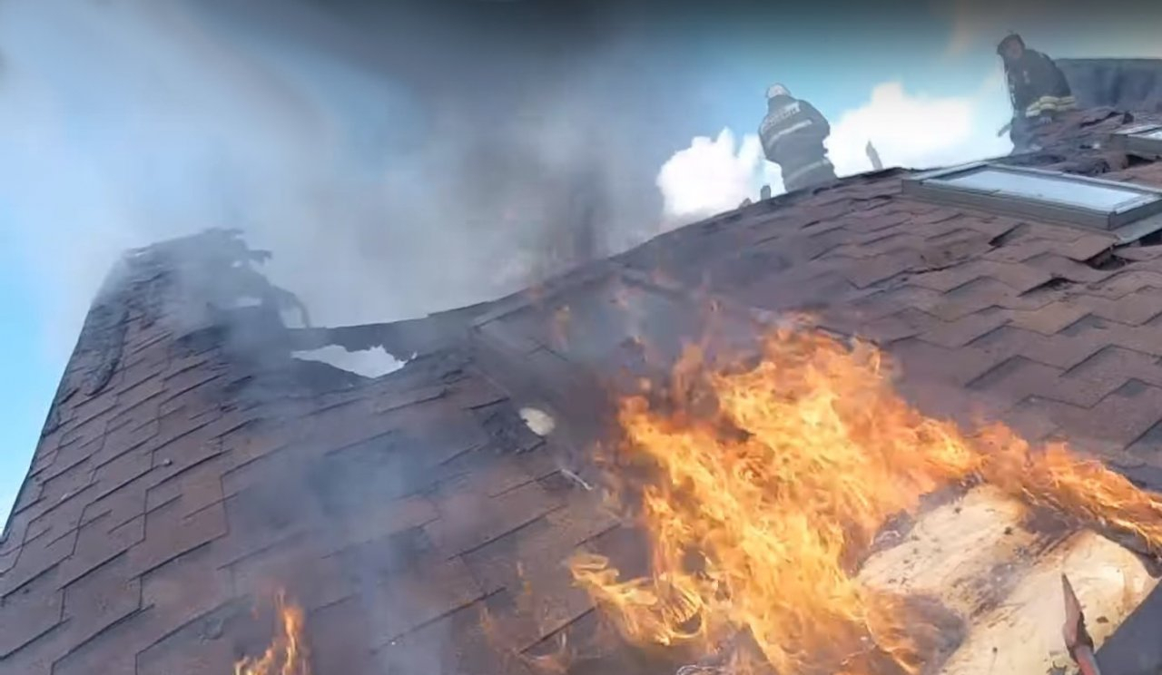 Рязанский пожарный рухнул с крыши горящего здания