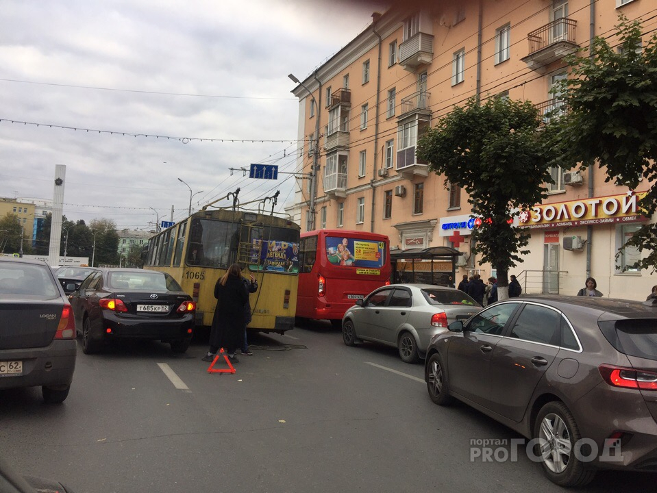 На Первомайском проспекте из-за троллейбуса и двух иномарок парализовало движение