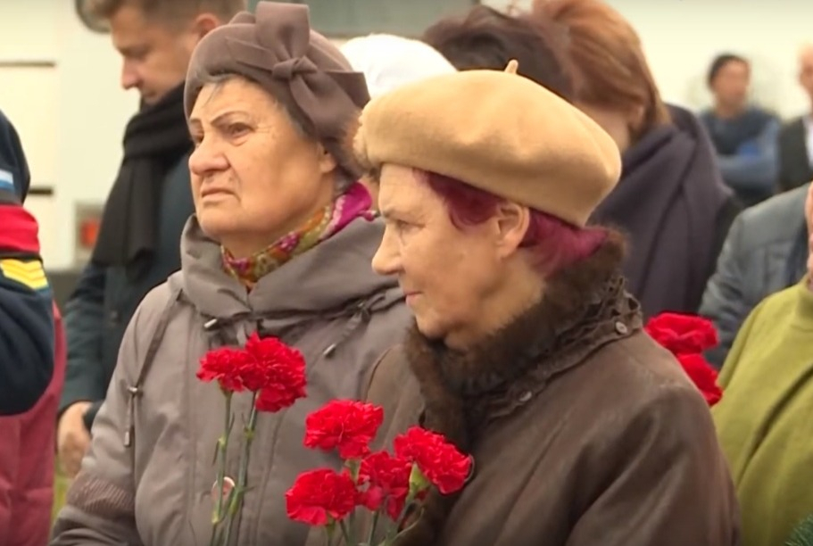 Видеосюжет с похорон убитых ветерана войны и его жены