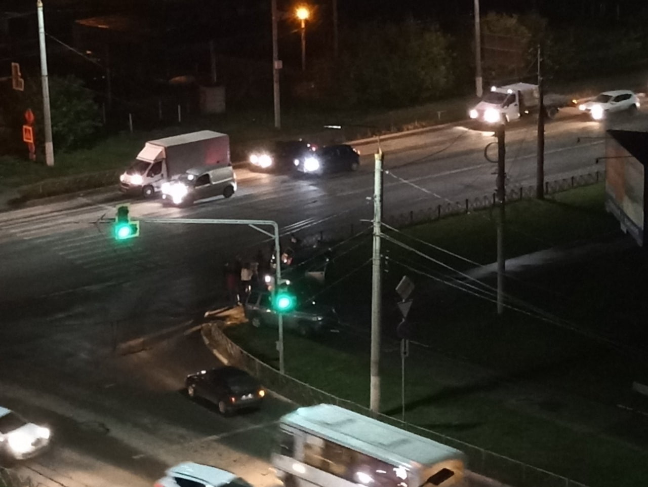 Ночью в Канищеве произошло ДТП: из-за аварии легковушка вылетела на тротуар