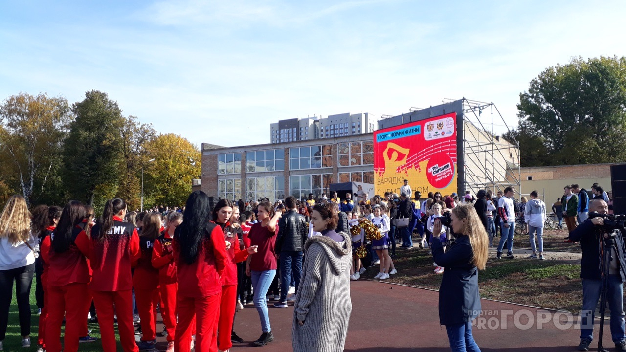 Рязанские студенты массово занялись зарядкой на лужайке стадиона "Локомотив"