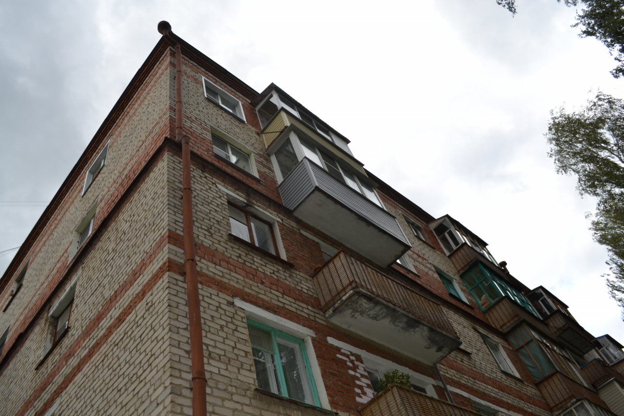 В Рязани 25-летняя девушка выпала с балкона пятого этажа