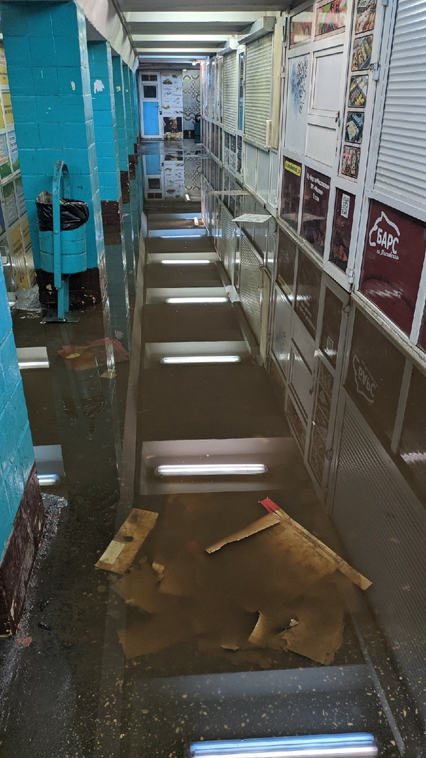 Воды по колено - поземный переход у "Барса" затоплен