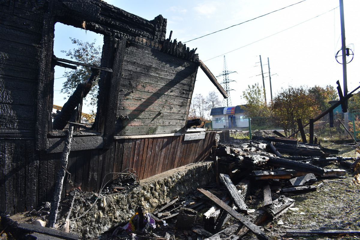 Пожар в Рыбном уничтожил два дома