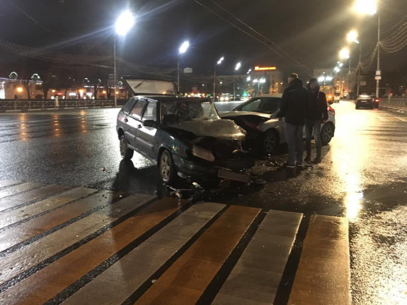 На площади Ленина столкнулись две легковушки, имеется пострадавший