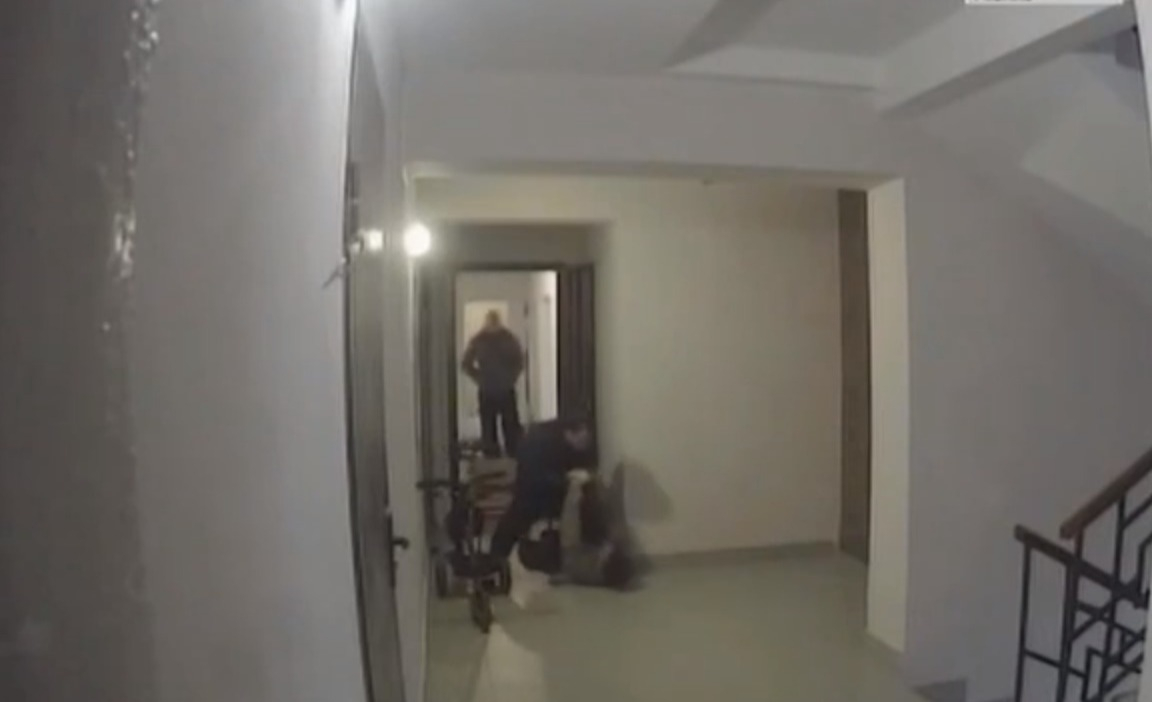 Нападение директора УК с молотком на владельца квартиры попало на видео