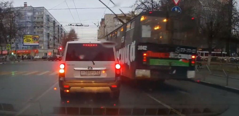Водитель троллейбуса проигнорировал "красный" и чуть не сбил пешеходов