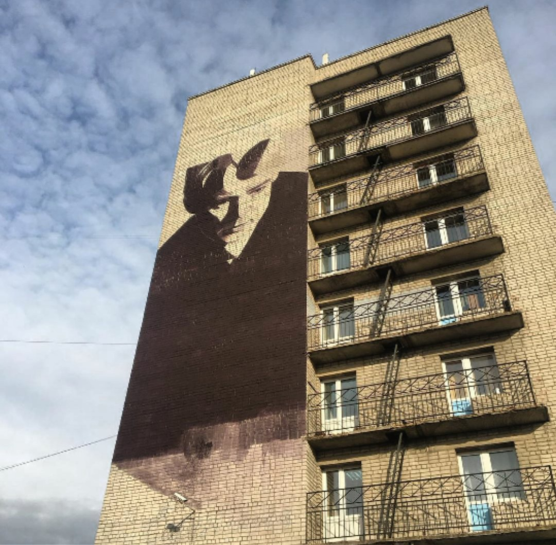 На здании общежития РГУ появился портрет Есенина