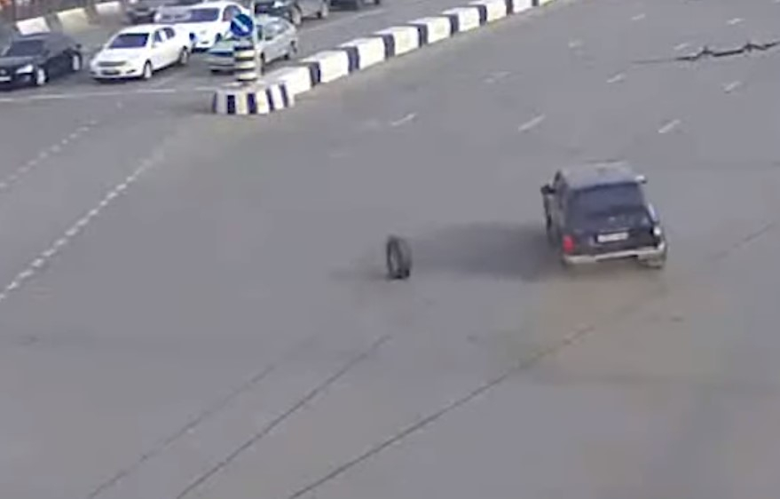 На Первомайском проспекте у внедорожника отлетело колесо