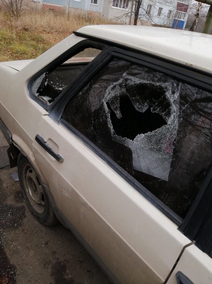 В Соколовке вандалы разгромили 9 автомобилей