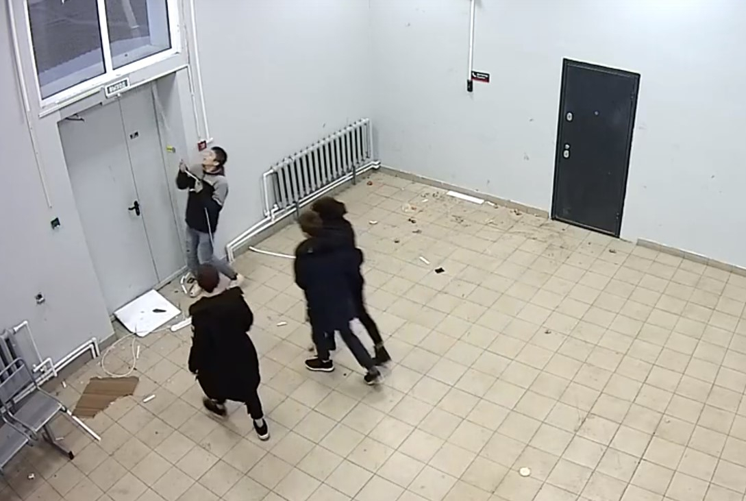 Видео: Рязанские вандалы разгромили зал ожидания станции Лесок