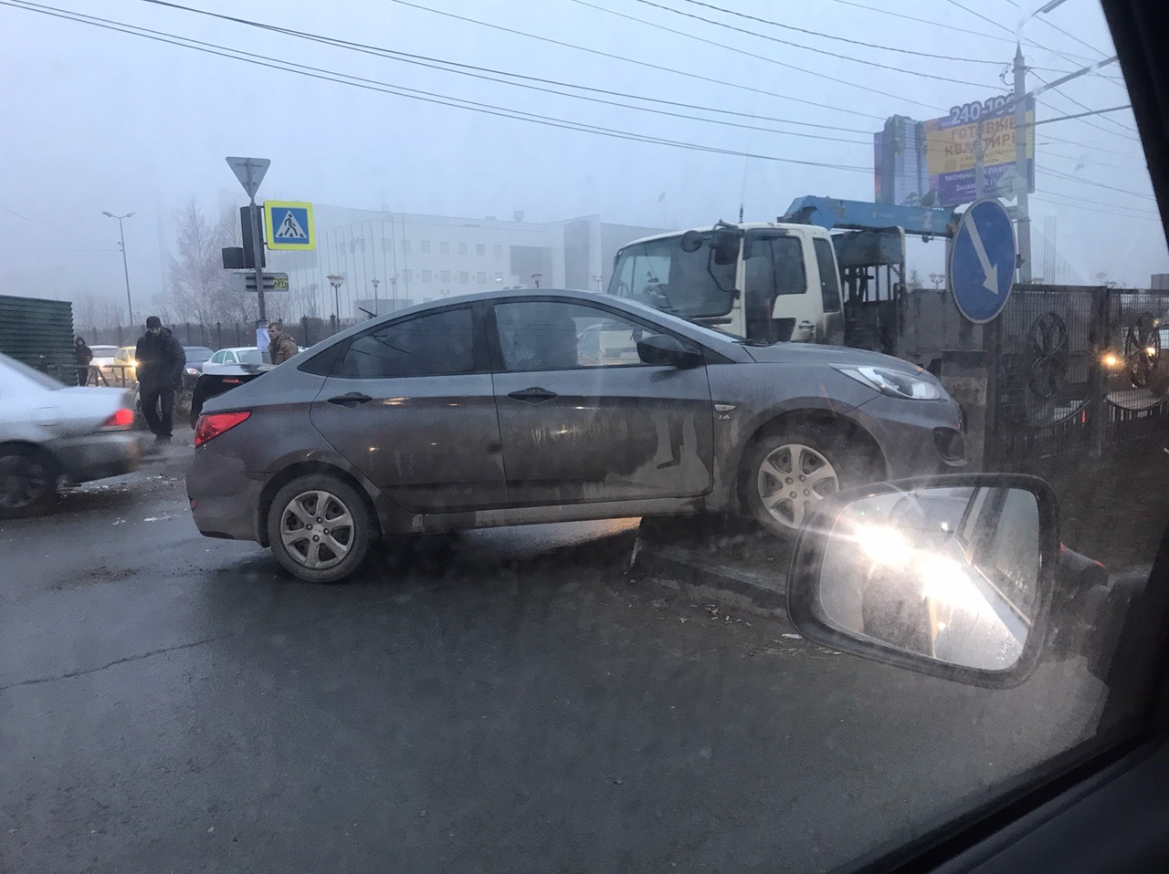 В Рязани возле "Олимпийского" Hyundai въехал в отбойник