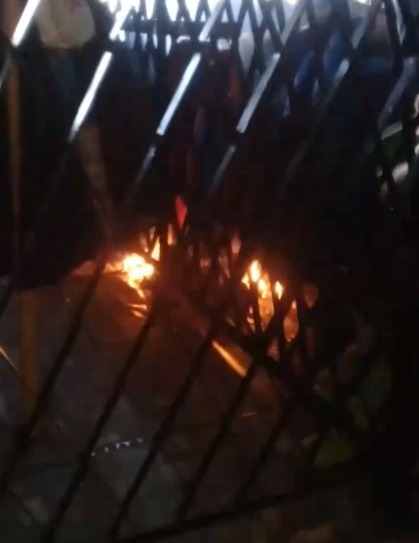 Школьники и учитель тушили пожар в раздевалке школы №9- видео