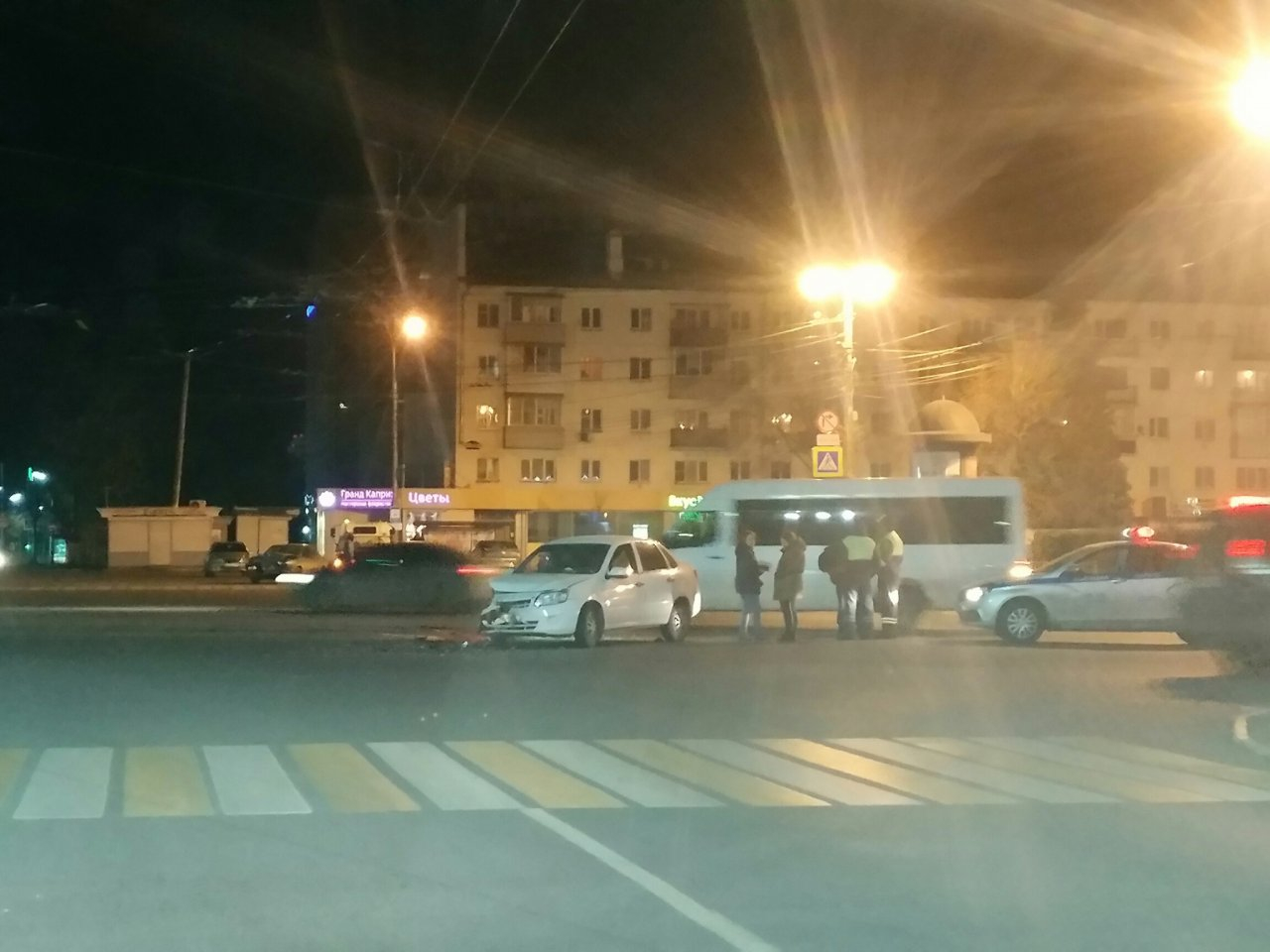 Ночное ДТП на Театральной площади: столкнулись два автомобиля