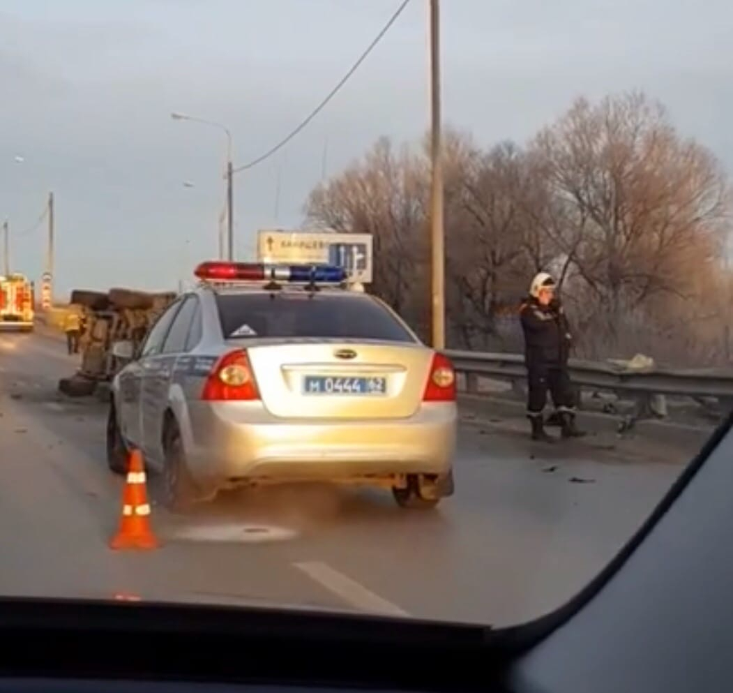 Серьезное ДТП на Солотчинском мосту: перевернулась легковушка
