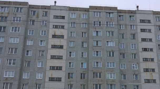 На Дзержинского из окна третьего этажа выпал мужчина