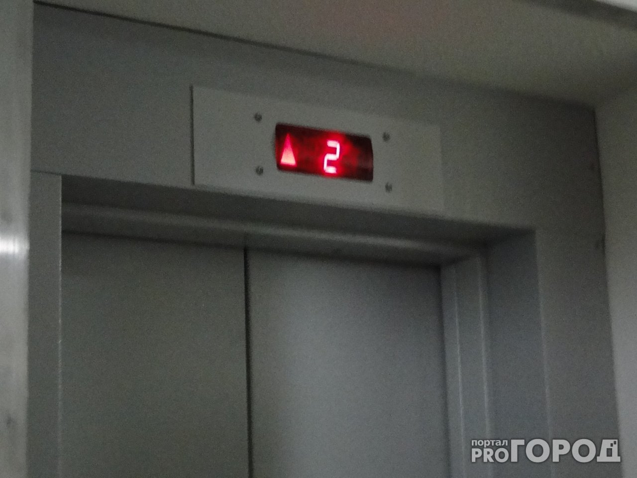 "Мы боимся, что до Нового года будем подниматься на 9-й этаж пешком" - жители дома на улице Зубковой обеспокоены отключением лифтов