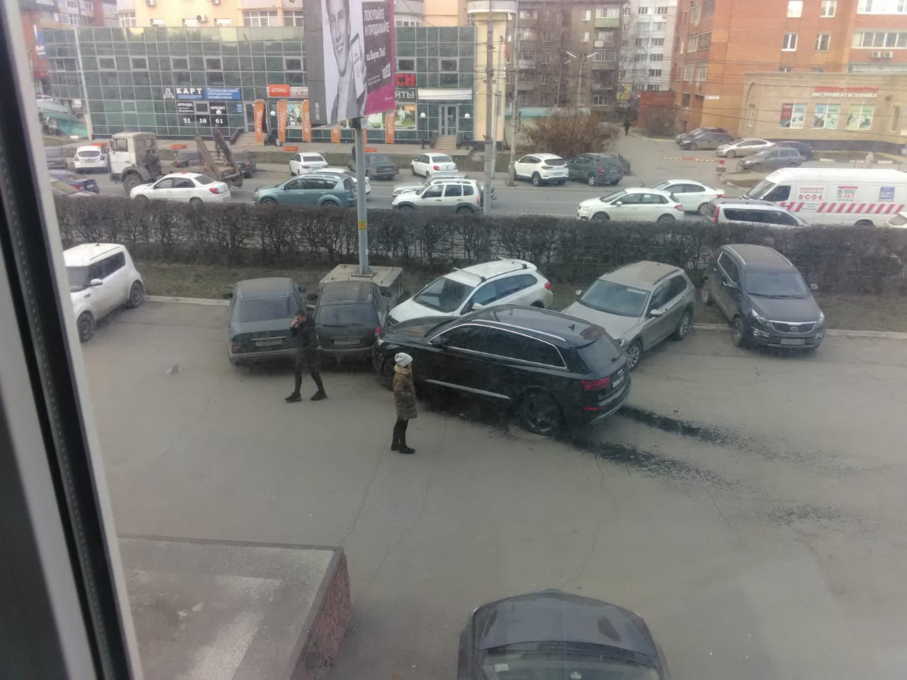 В Рязани на парковке задымилась "Audi". Видео