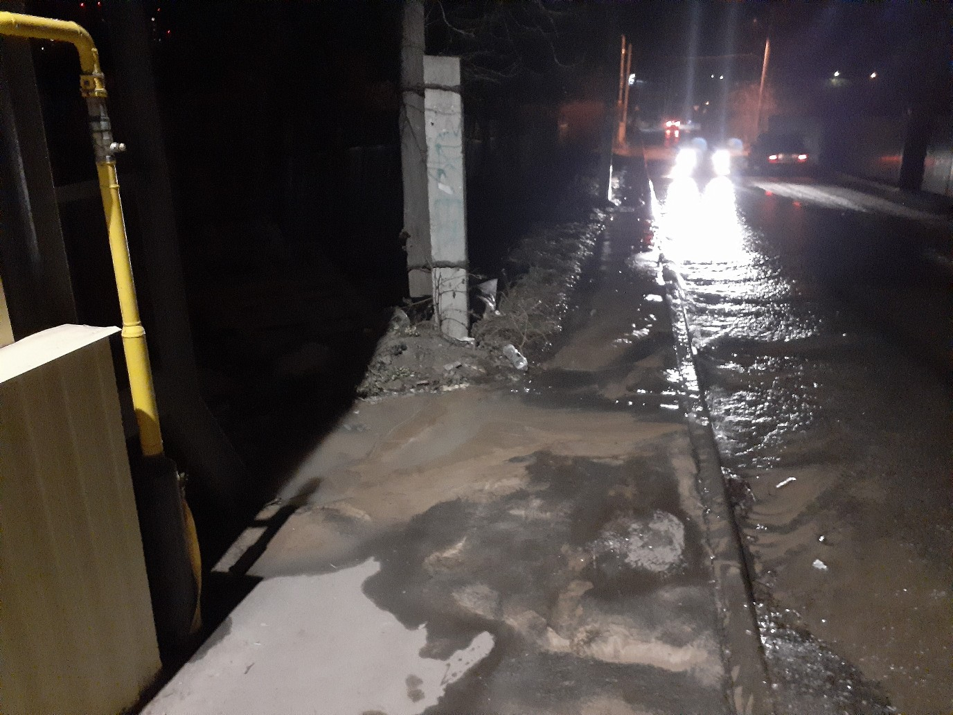 Лопнувший водопровод затопил улицу Полевую в Дашках