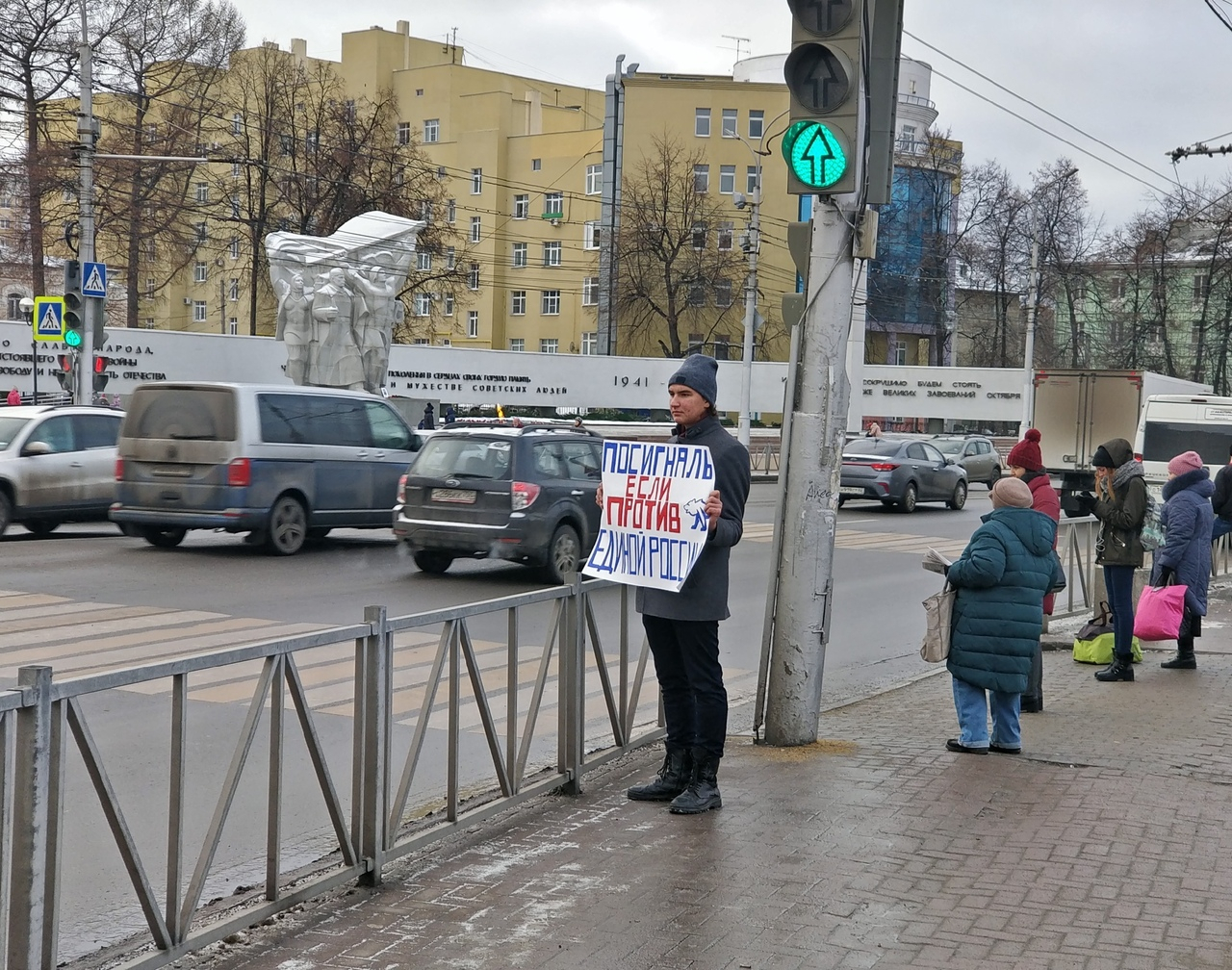 В Рязани на площади Победы  прошел одиночный пикет против "Единой России"