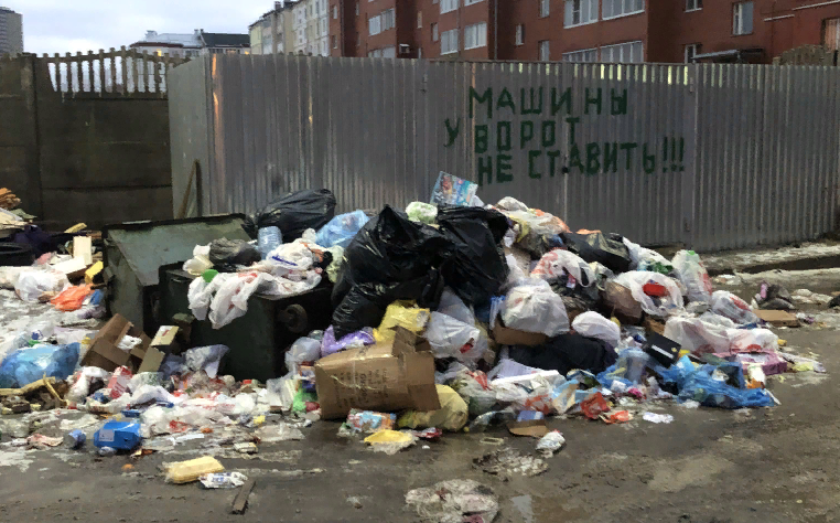 На улице Быстрецкой выросла живописная куча мусора - жители переживают об антисанитарии