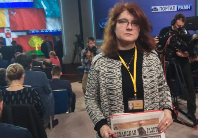 На пресс-конференции у рязанской журналистки изъяли плакат с вопросом президенту