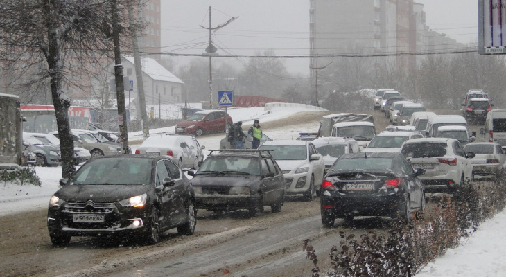Рязанский Минтранс попросил водителей не "гонять" перед Новым Годом