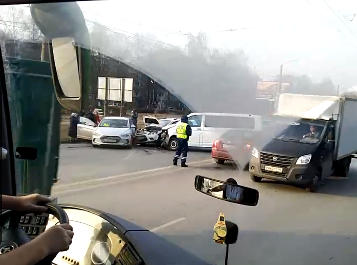 Авария на Московском: микроавтобус влетел в очередь машин на светофоре