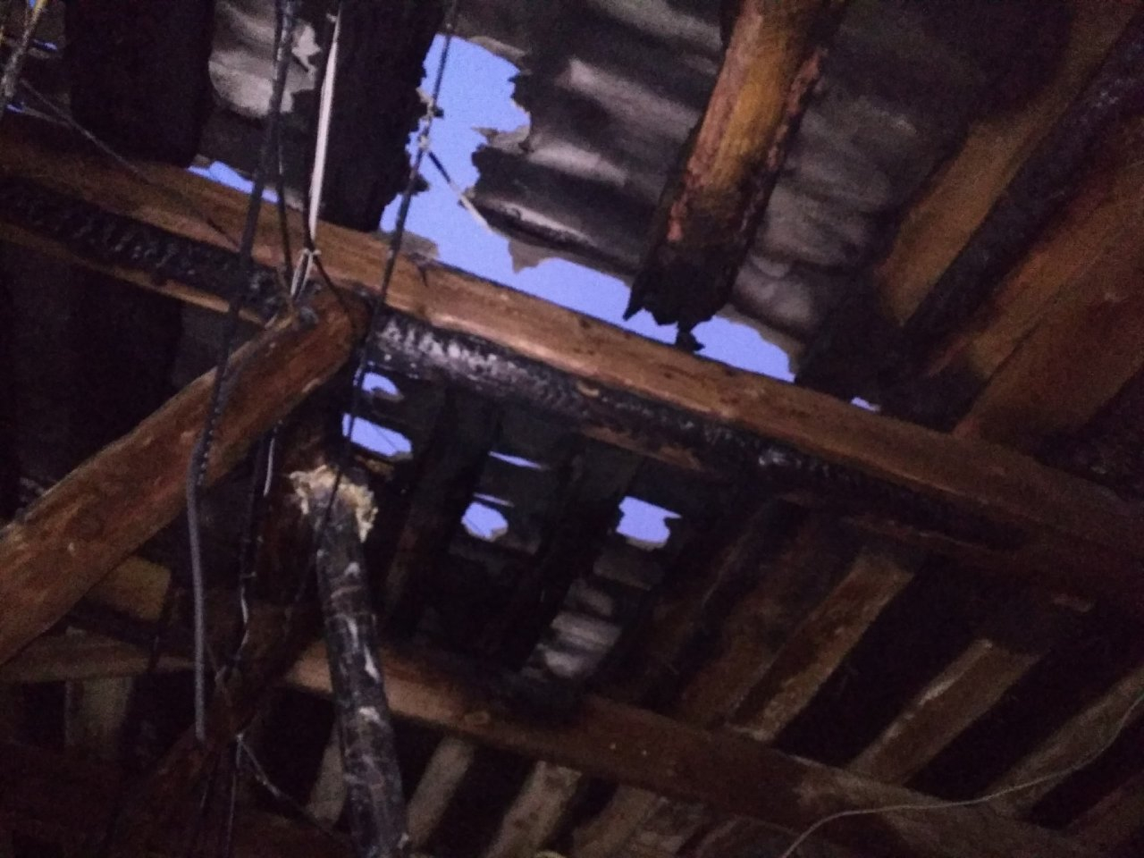 Утром 1 января жители дома на Стройкова остались без света из-за пожара на чердаке