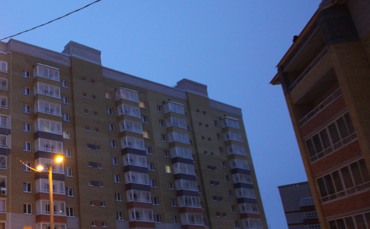 На улице Березовой, 3  из окна 6-го этажа выпала девушка