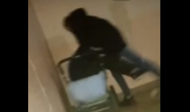 В Шацке подростки сломали чужую коляску, сняли это на видео и выложили в сеть. Их поймали