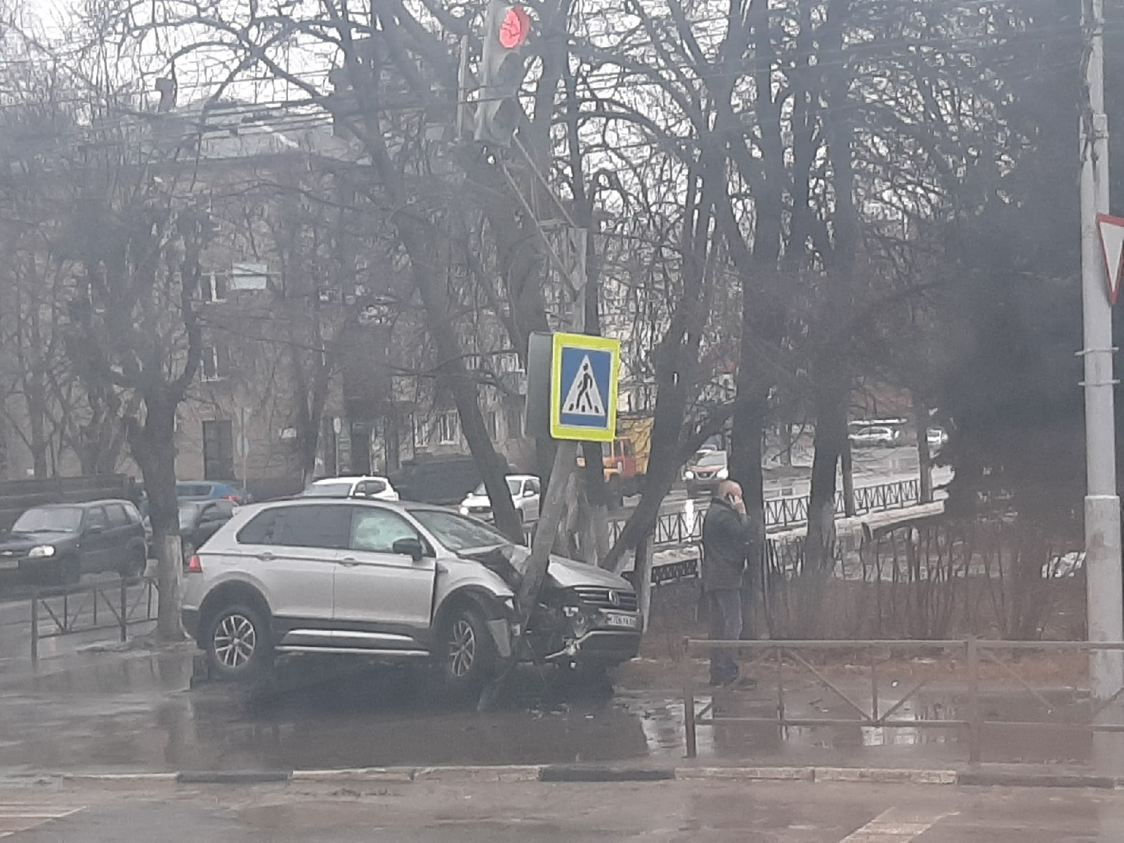 На перекрестке Новой и Горького автомобиль сбил дорожный знак