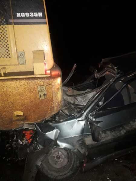В окрестностях Рязани легковушка оказалась под трактором - водитель скончался