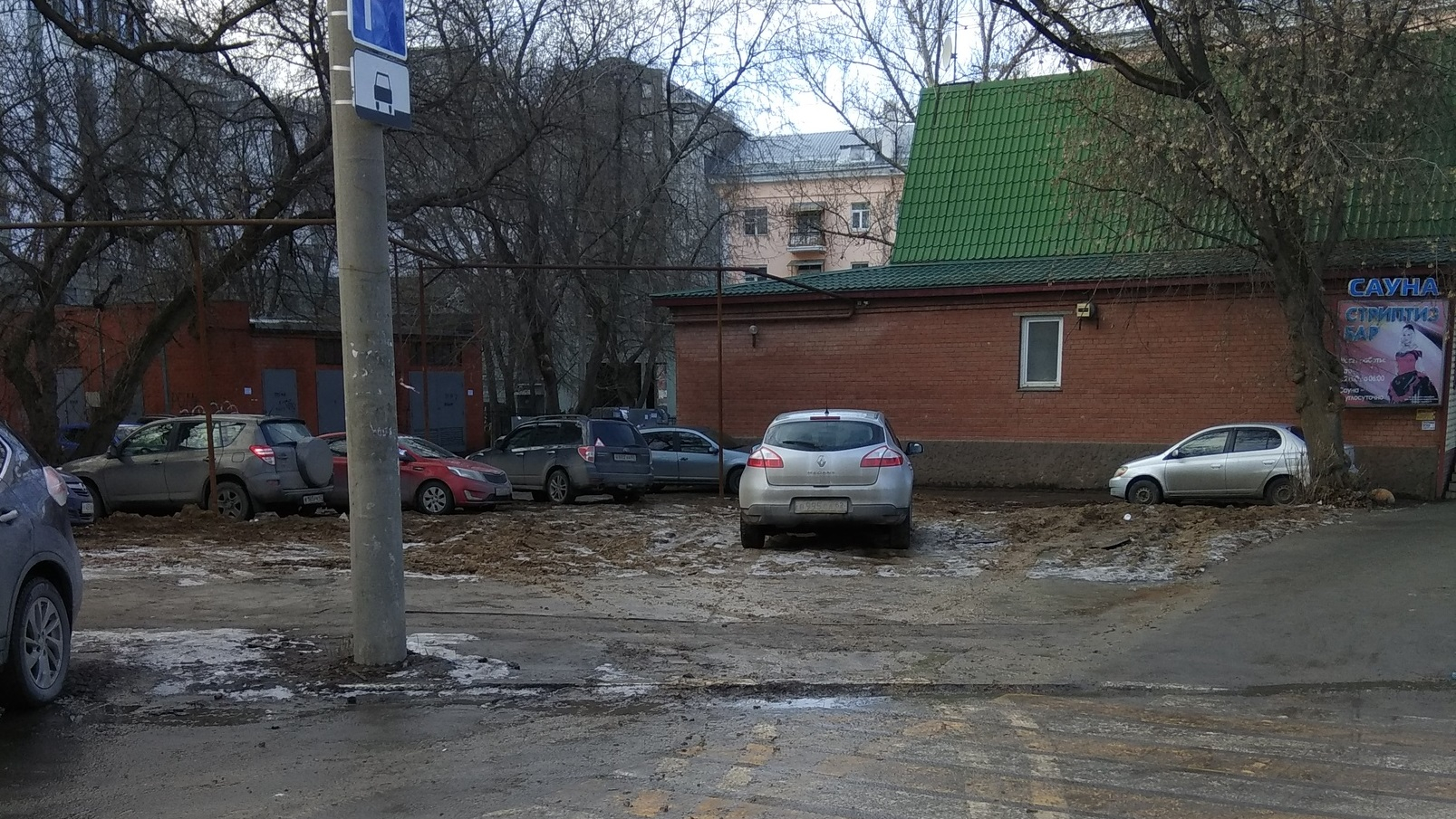 На Право-Лыбедской вместо снесенного дома появилась стихийная парковка