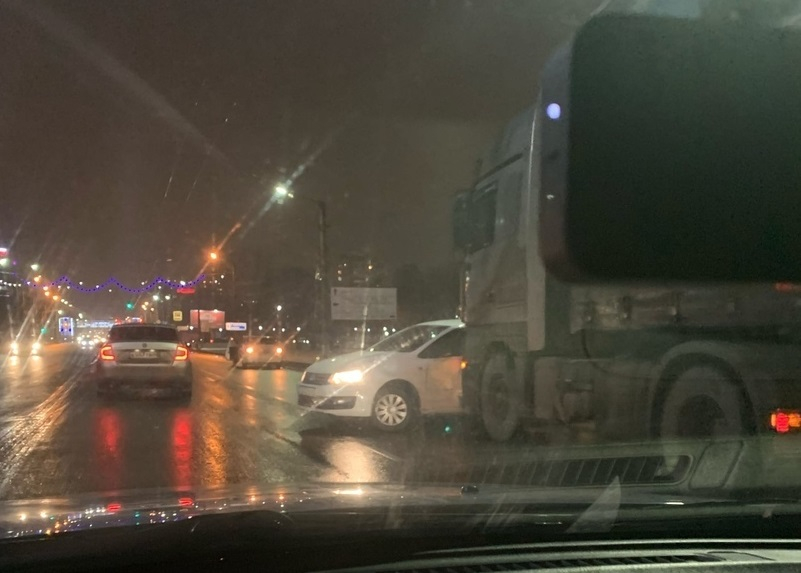 Грузовик столкнулся с Фольксвагеном на Московском шоссе