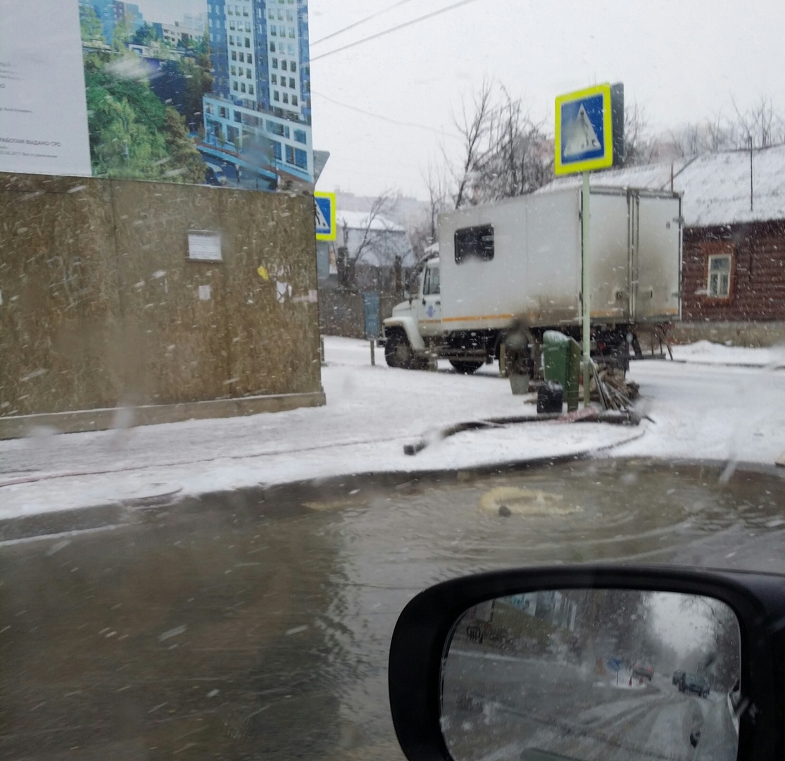 "Третьи сутки из-под земли бьет вода": на улице Ленинского Комсомола вновь прорвало канализацию