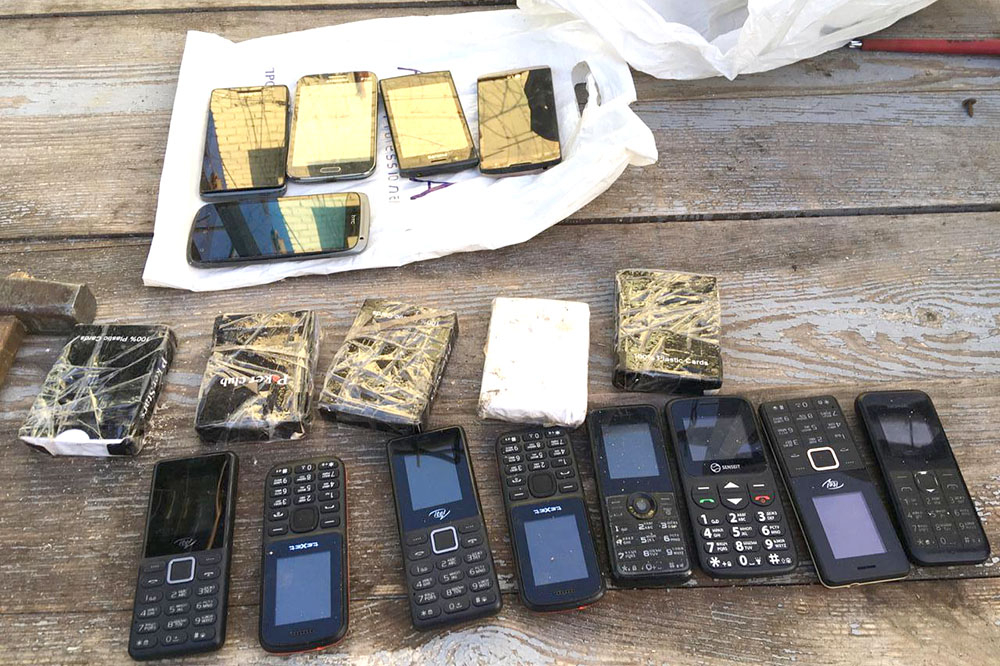 В рязанскую колонию попытались провезти 13 телефонов