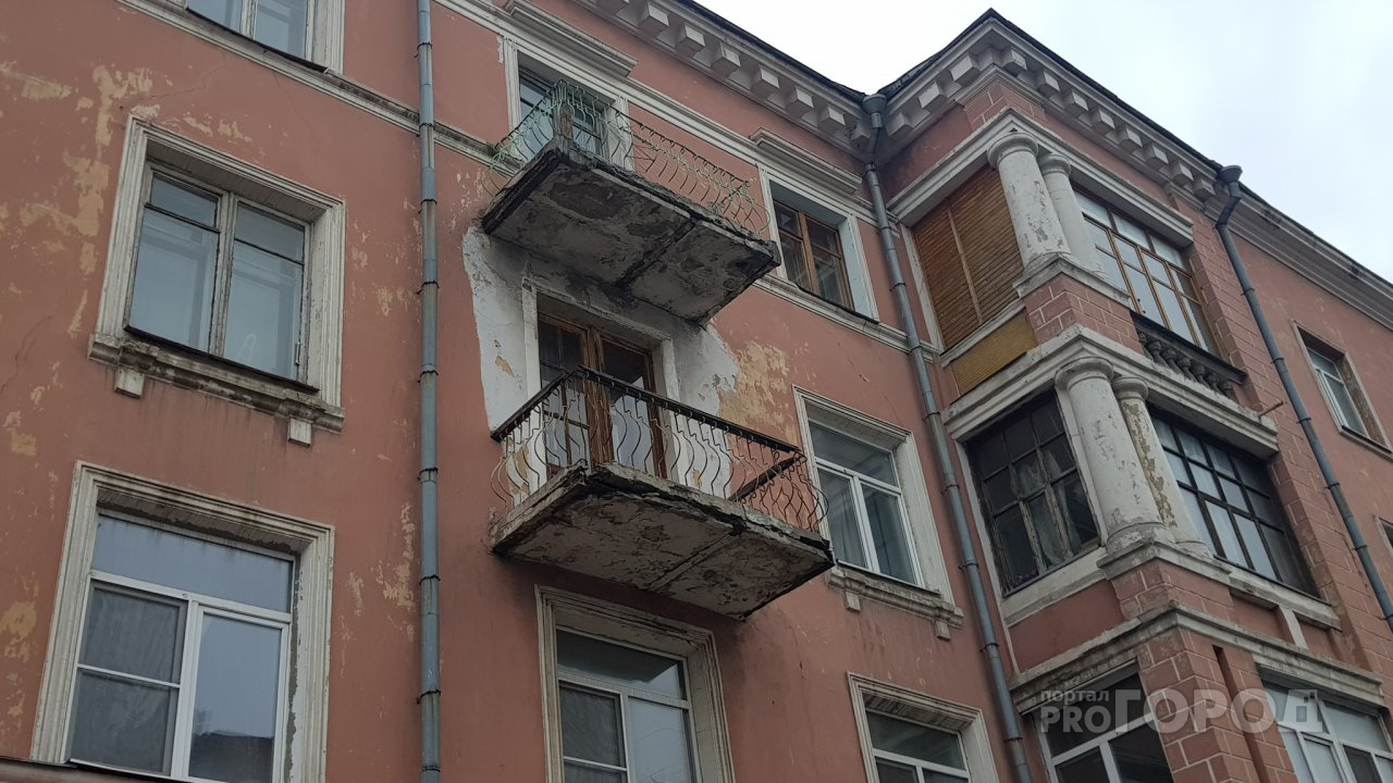 Пока не прибило: балконы на улице Каширина находятся в аварийном состоянии