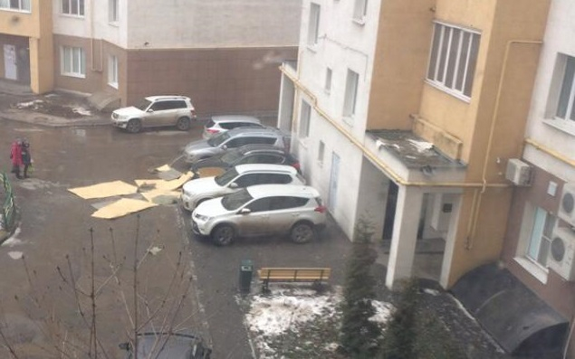 Облицовка рязанской многоэтажки рухнула на припаркованные автомобили