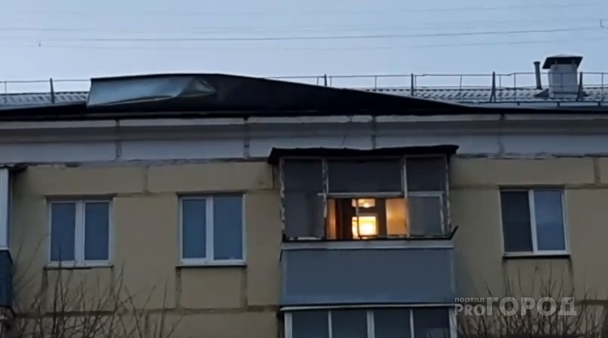 Тихо «шифером» шурша: у рязанского дома из-за погоды просто сносит крышу