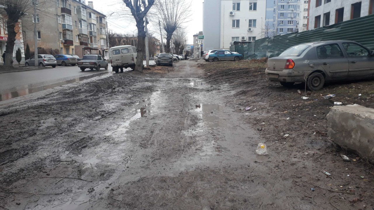 Последствия парковки на газоне: тротуар на улице Маяковского превратился в болото