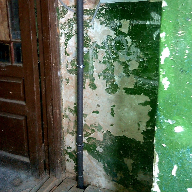Воды нет, но вы держитесь: жительницу рязанского дома отрезали от системы водоснабжения