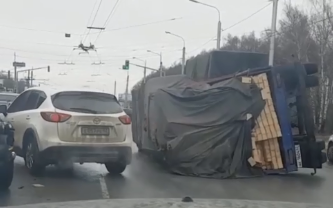 Вот это поворот: на Московском шоссе опрокинулся прицеп КАМАЗа