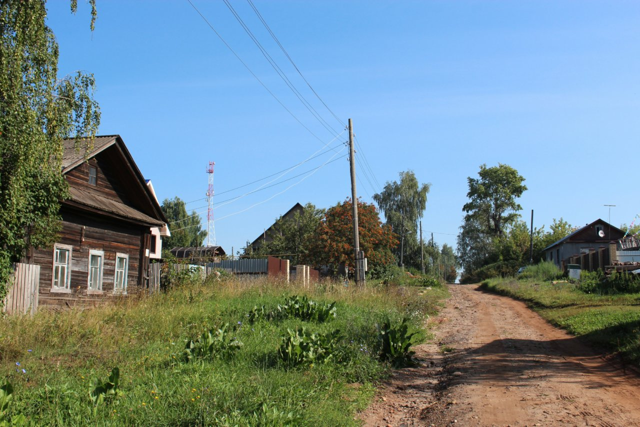 Свозят мусор самосвалами: жительница Сапожковского района просит помочь спасти от загрязнения экологически чистую деревню