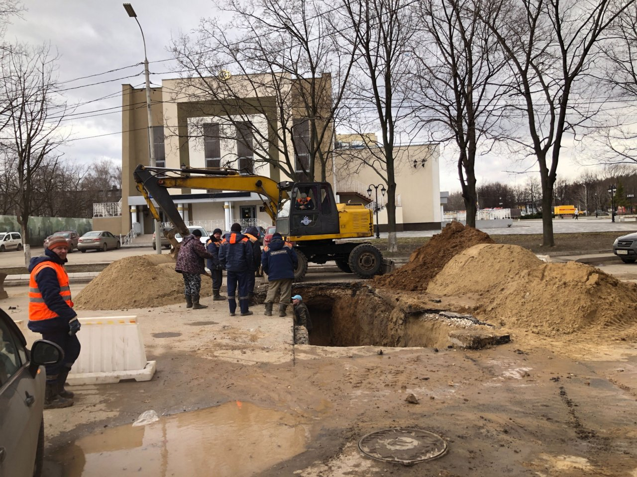 Внимание, водители: улицу Коломенскую перекопали, ищите объезд