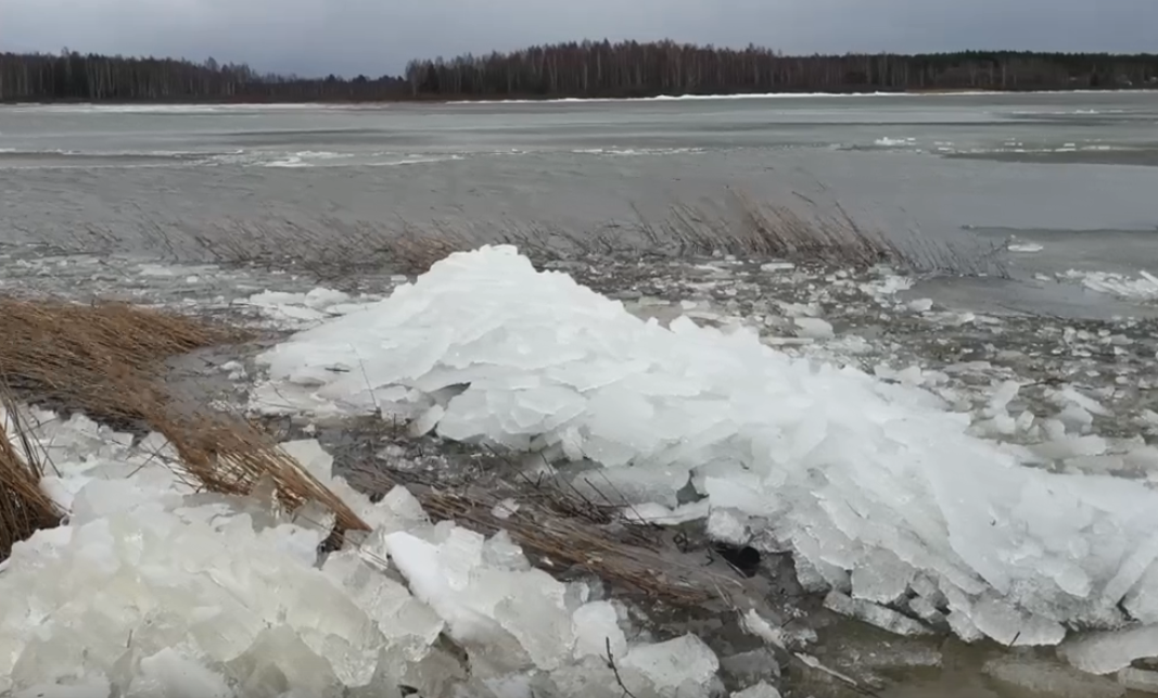 Штормовое видео: на озере в Рязанской области ветер организовал "ледоход"