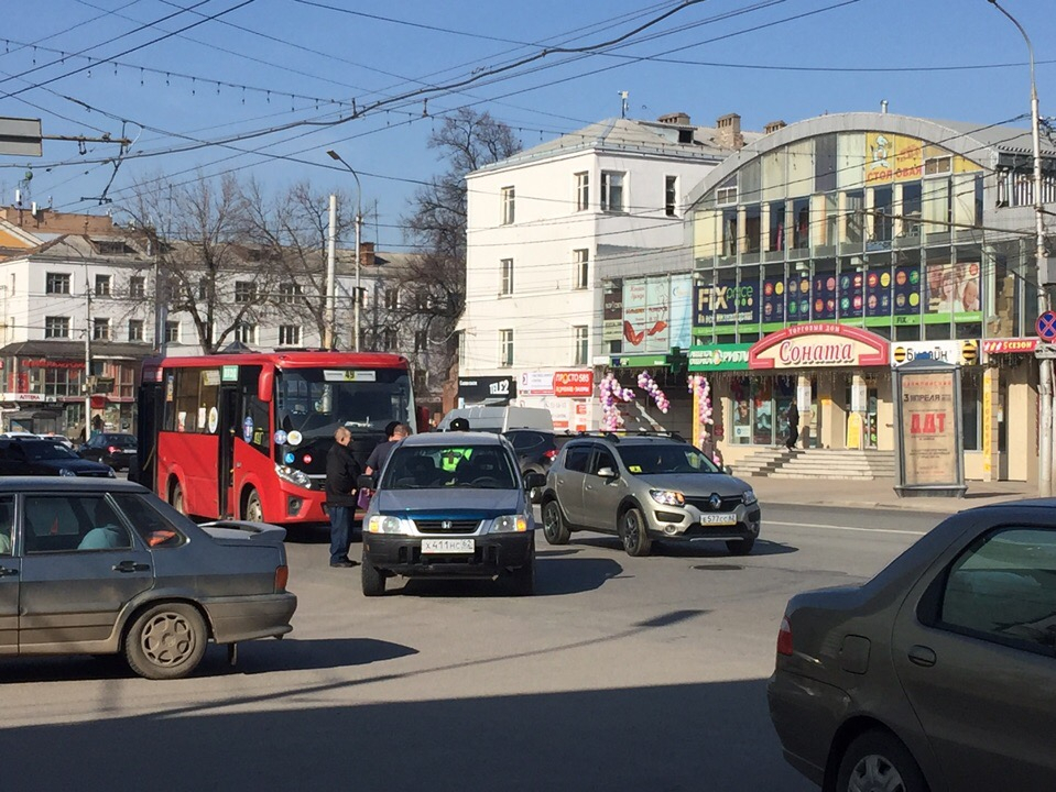 ДТП на Первомайском проспекте: автобус и легковушка не поделили дорогу