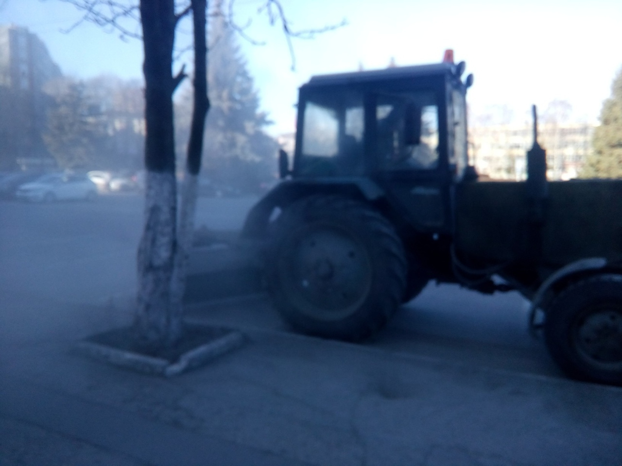 Трактор чистил пыль без воды: рязанец возмущен такой уборкой улиц